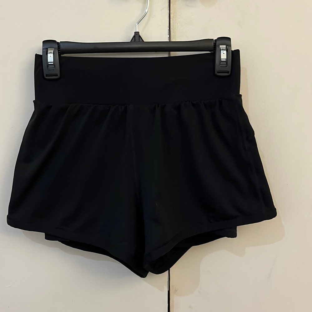 Fabletics: exercise shorts with inner liner